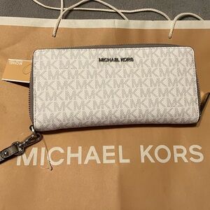 NWT - Michael Kors Jet Set Travel Large wallet - grey/white